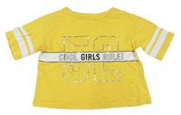 Žluto-bílé crop tričko s číslem a nápisem C&A