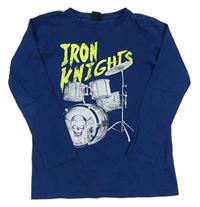 Tmavomodré tričko s nápisem a bubny chaper