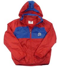 Červeno-modrá šusťáková jarní bunda s potiskem a kapucí