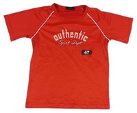 Červené sportovní tričko s nápisem 