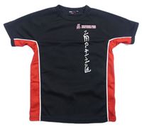 Černo-červené sportovní tričko s nápisem a potiskem a pruhy