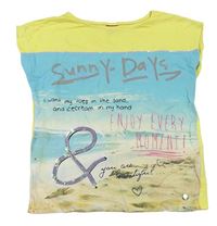 Žluto-modré tričko s nápisem a pláží S. Oliver