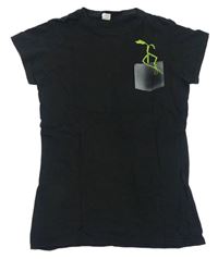 Černé tričko s kapsou a rostlinou Gildan