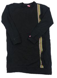 Černé teplákové šaty s výšívanými barevnými pruhy 