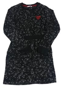 Šedo-tmavošedo-černé vzorované sametové šaty s nápisy we