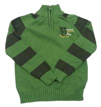Zelený svetr s výšivkou a proužky 