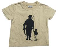 Pískové tričko s vojákem a dítětem