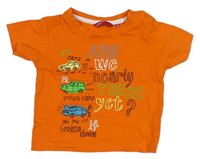 Oranžové tričko s nápisy a auty 