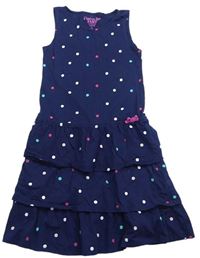 Tmavomodro-barevné puntíkaté šaty s volánky
