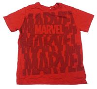 Červené tričko s nápisy Marvel