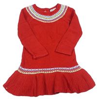 Červené svetrové šaty se vzorem
