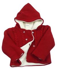 Červený propínací zateplený svetr s copánkovým vzorem a kapucí 