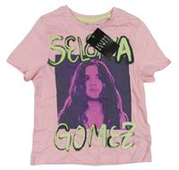Růžové tričko se Selenou Gomez