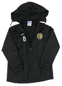 Černá šusťáková sportovní bunda s nášivkou a kapucí Joma