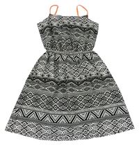 Černo-bílé vzorované lehké šaty