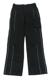 Černé pracovní kalhoty s kapsami a proužky