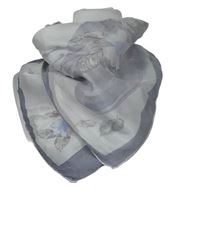 Dámský šedý hedvábný šátek s květy 