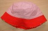 Červený pruhovaný plátěný klobouček s kytičkami - oboustranný