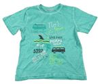 Zelené tričko s nápisy a žraloky