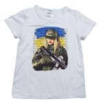 Bílé tričko s dívkou ve vojenském oblečení se zbraní 