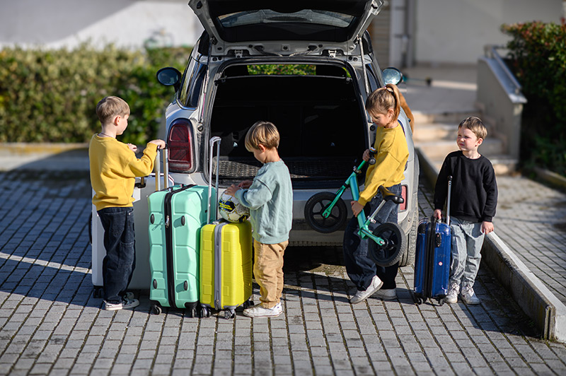 Deti idú na dovolenku.
