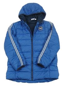 Modrá šusťáková zateplená bunda s nášivkou a kapucí kids