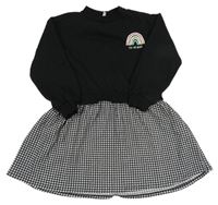 Černé teplákové šaty s bílo-černou kostkovanou sukní a duhou 