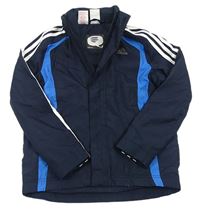 Tmavomodro-modrá šusťáková zateplená bunda s logem a ukrývací kapucí Adidas