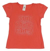 Růžovo-červené tričko s třpytivým nápisem C&A