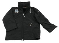 Černá šusťáková jarní bunda s nápisy a ukrývací kapucí Camp David