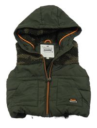 Tmavokhaki-army kostkovaná šusťákovo/huňatá zateplená vesta s nášivkou a kapucí F&F
