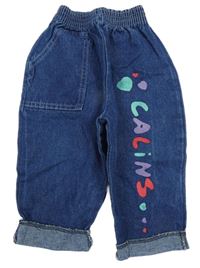 Tmavomodré rifle s nápisem