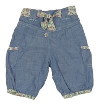 Světlemodré plátěné podšité kalhoty s kytičkami F&F