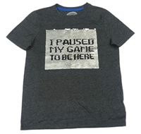 Šedé tričko s potiskem s nápisy a překlápěcími flitry F&F