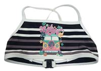 Černo-bílo-tmavošedá pruhovaná plavková lambáda s autem