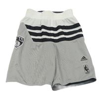 Bílo-šedé sportovní kraťasy s proužky a nášivkou Adidas