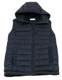 Tmavomodrá šusťáková zateplená vesta s kapucí Mango