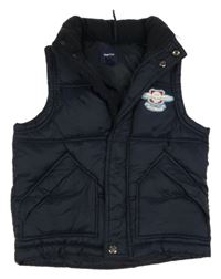 Tmavomodrá šusťáková zateplená vesta s nášivkou GAP