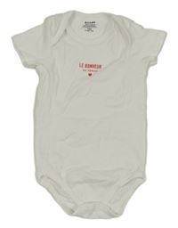 Bílé body s nápisem Kiabi