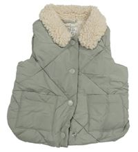 Světlekhakišedá prošívaná šusťáková zateplená vesta s huňatým límečkem F&F