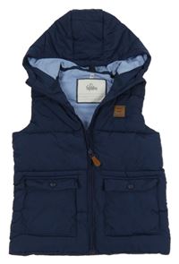 Tmavomodrá šusťáková zateplená vesta s nášivkou a kapucí Topolino