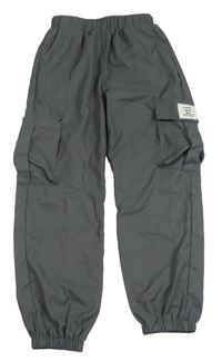 Tmavošedé cargo cuff šusťákové kalhoty s nášivkou SHEIN