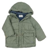 Khaki prošívaná šusťáková zimní bunda s nášivkou a kapucí ZARA