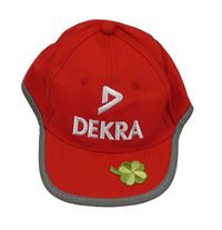 Červená kšiltovka s čtyřlístkem Dekra