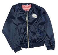 Tmavomodrá saténová bunda s nášivkou 