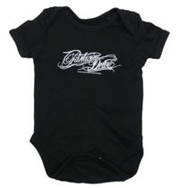 Černé body s nápisem  