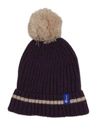 Fialová čepice s proužkem a bambulí
