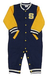 Tmavomodro-žlutý overal s písmenem 