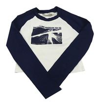 Bílo-tmavomodré žebrované crop triko s nápisem H&M