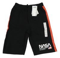 Černé teplákové kraťasy s červeným pruhem a nápisem - Nasa 